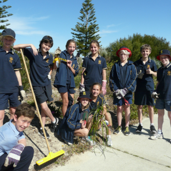 A great weeding team – Year 7’s from John XX111